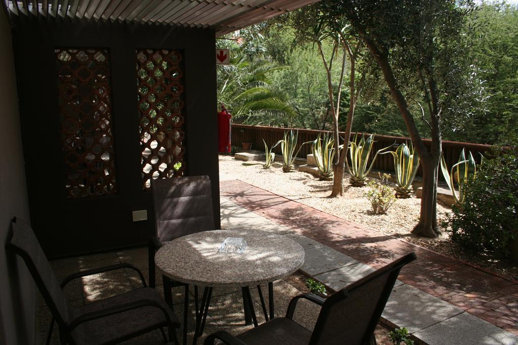 De Vagebond Hotel-Pension Windhoek Bagian luar foto